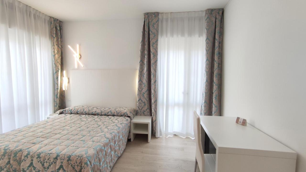 Double or Twin Room Lateral Sea View,1742822486:JPEG