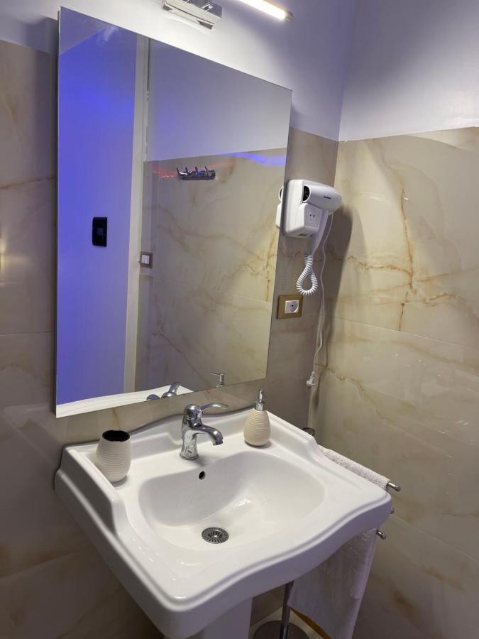 Apartament typu Suite z łóżkiem typu queen-size i wanną z hydromasażem