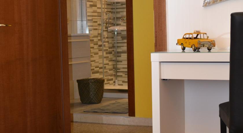 Pokój Dwuosobowy z prywatną łazienką poza pokojem