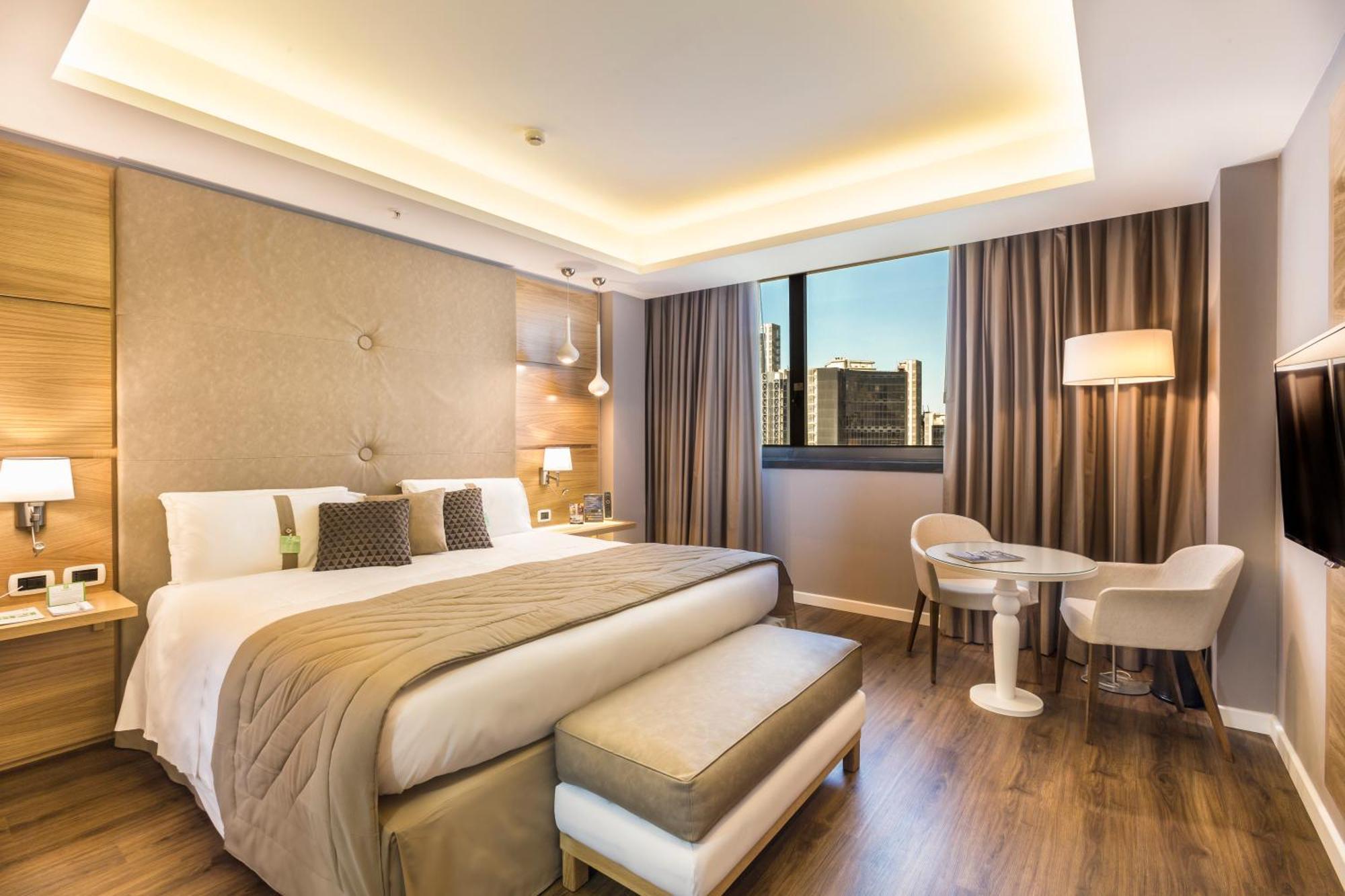 Large One-Bedroom King Suite,1274654494:JPEG