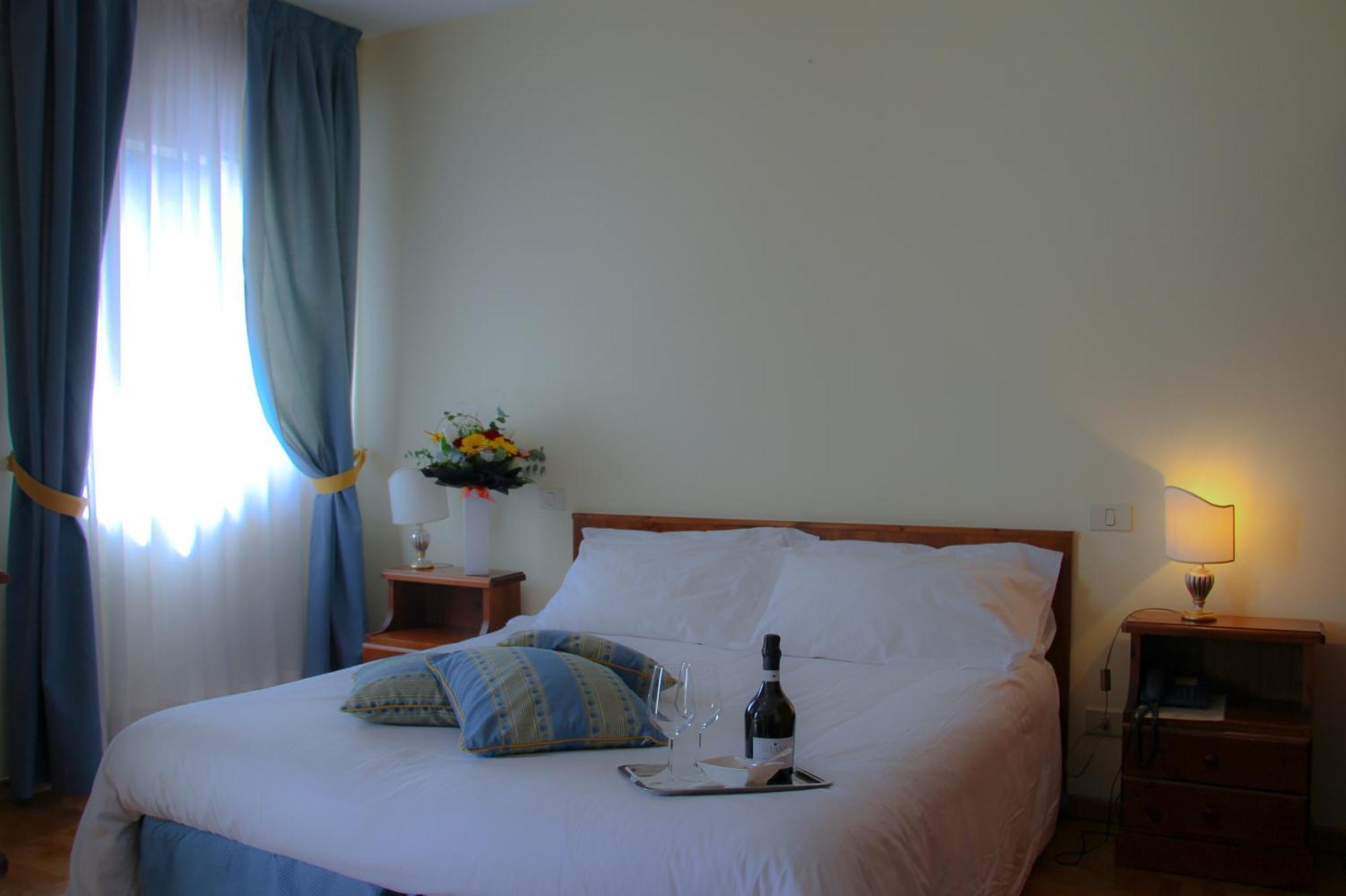 Standard Double or Twin Room,1182070834:JPEG