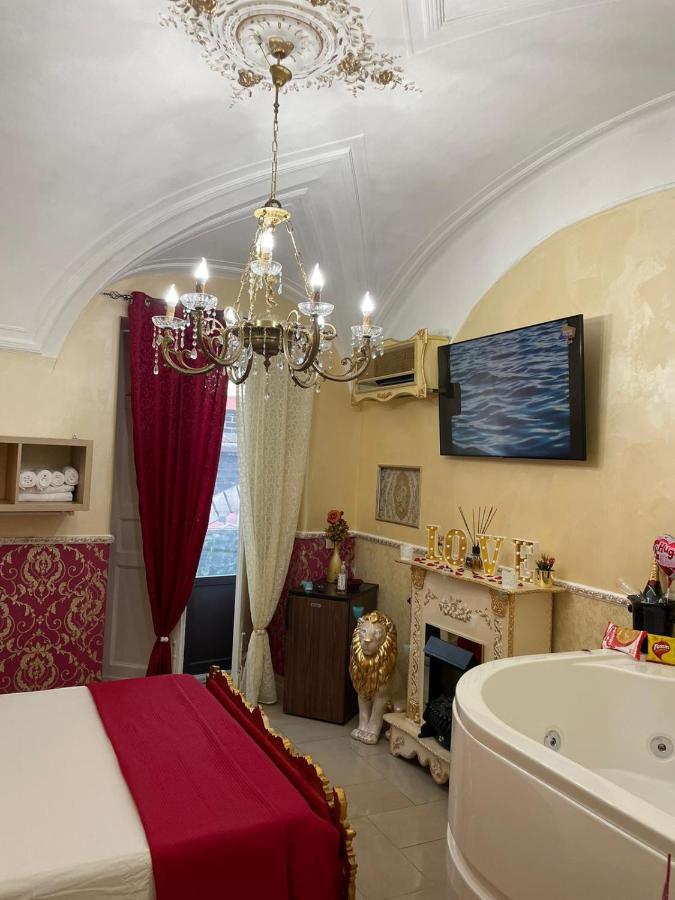 Pokój z łóżkiem typu king-size i wanną z hydromasażem