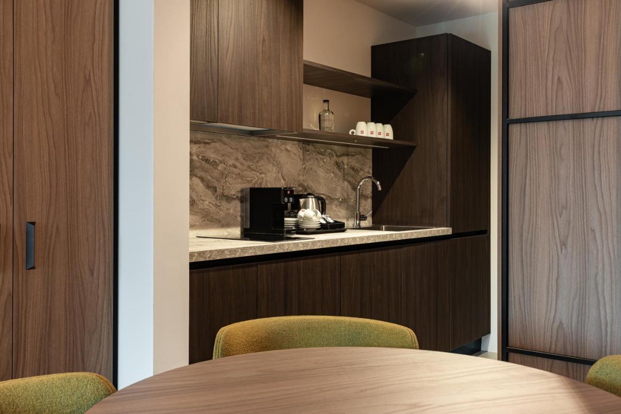 One-Bedroom Apartment Kitchen,1295582161:JPEG