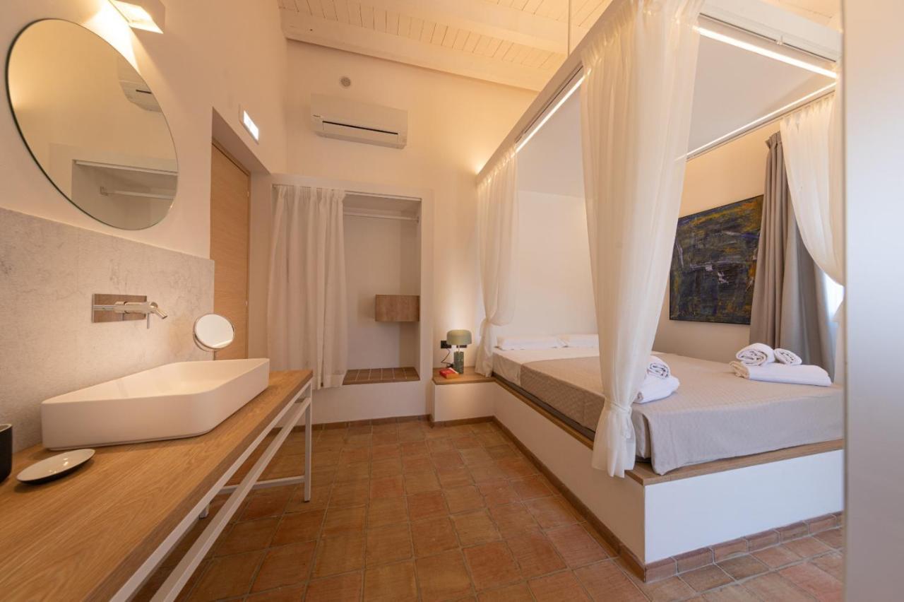 Deluxe Double Room Bath,1298842096:JPEG