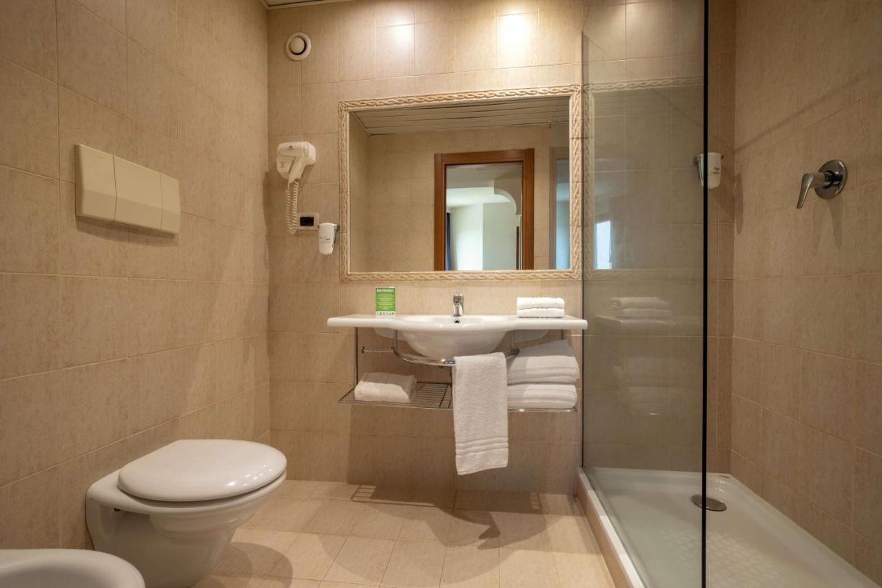 Camera Queen Executive con Minibar e Vista Piscina