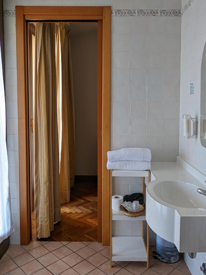 Standard Single Room Shower,1307766481:JPEG