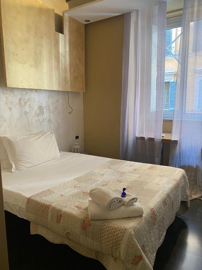 Small Single Room,723175237:JPEG