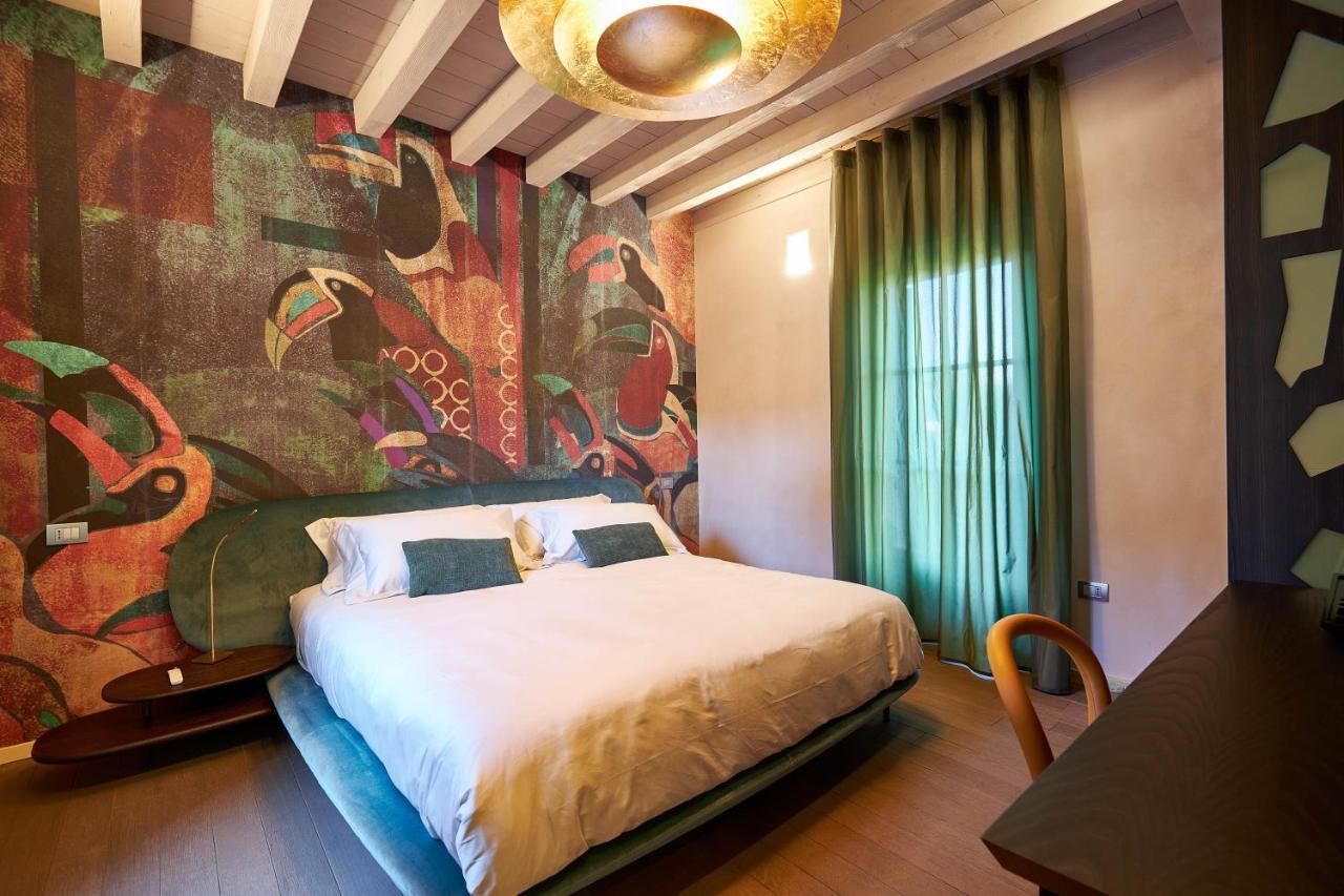Habitación con cama extragrande.