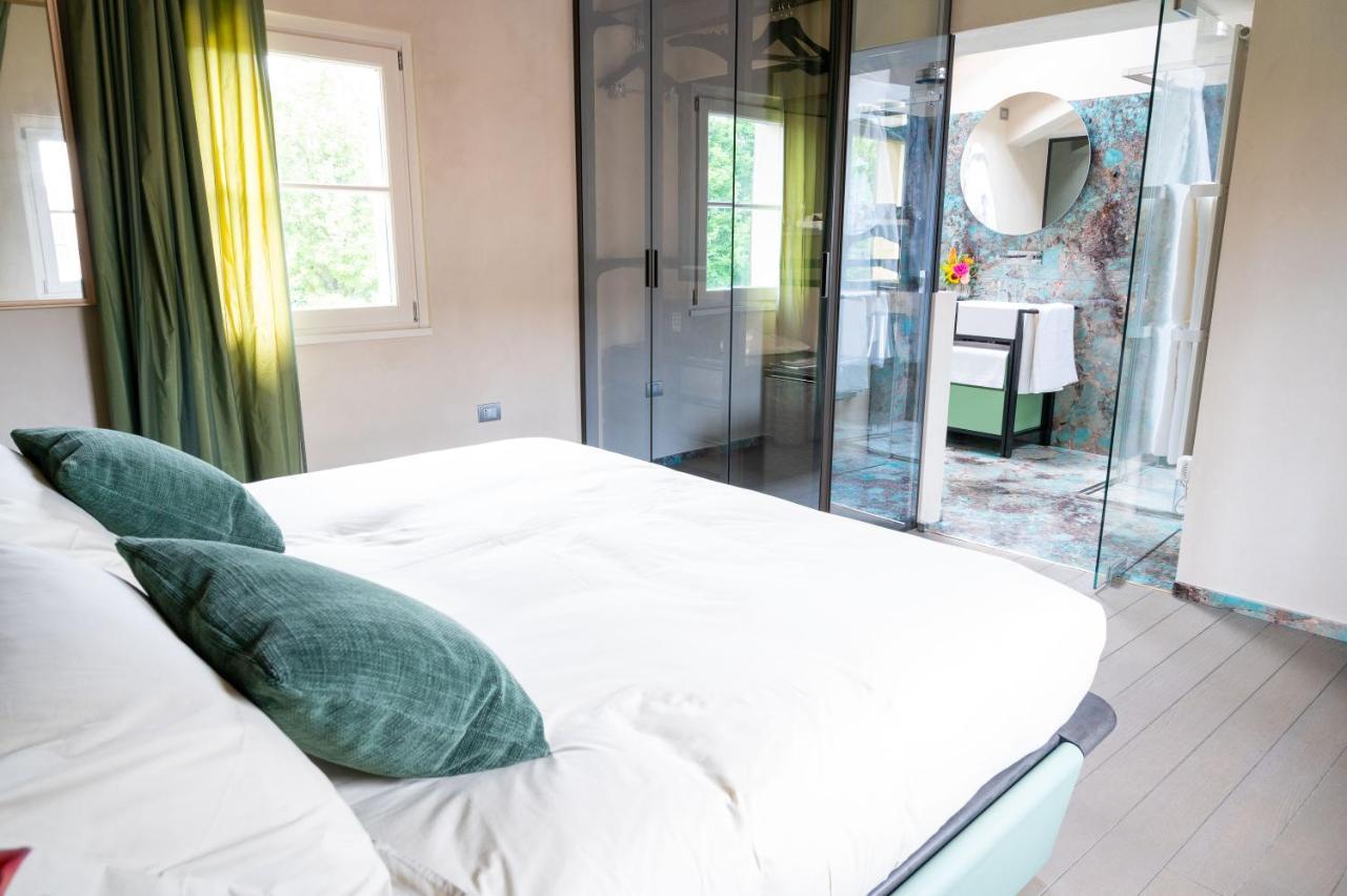 Habitación con cama extragrande.