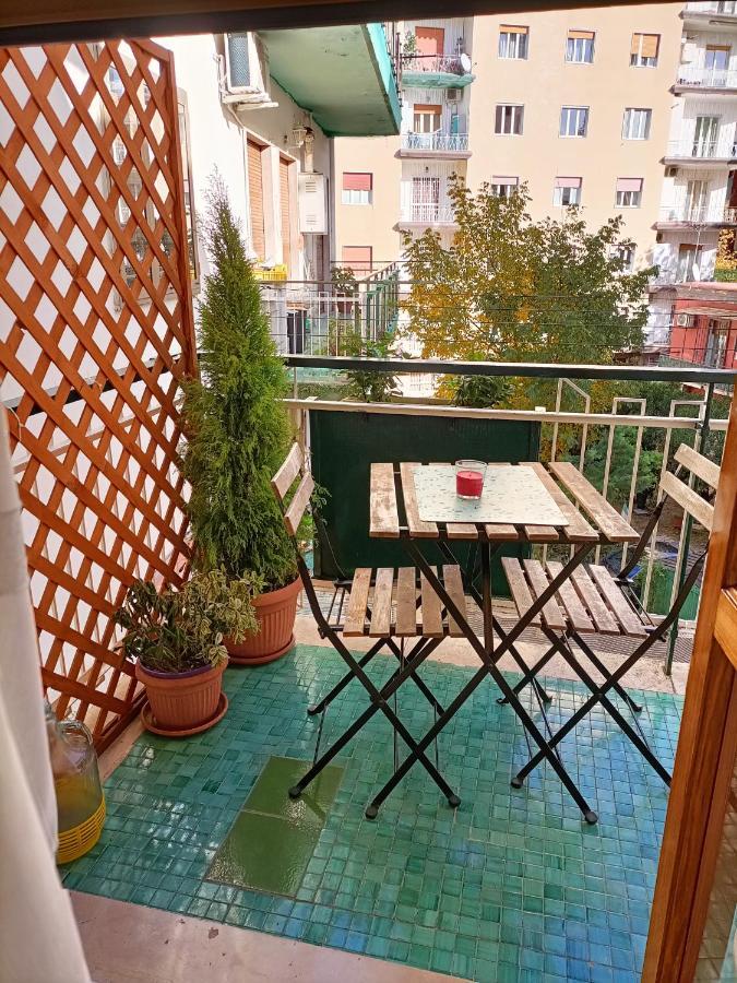 Pokój z łóżkiem typu king-size i balkonem