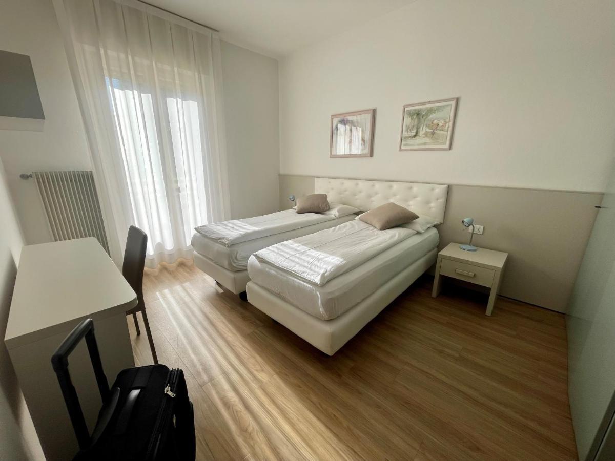 Doppel-/Zweibettzimmer mit Balkon