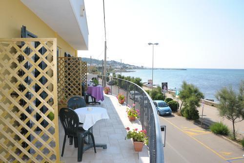 Camera Matrimoniale con Balcone e Vista Mare