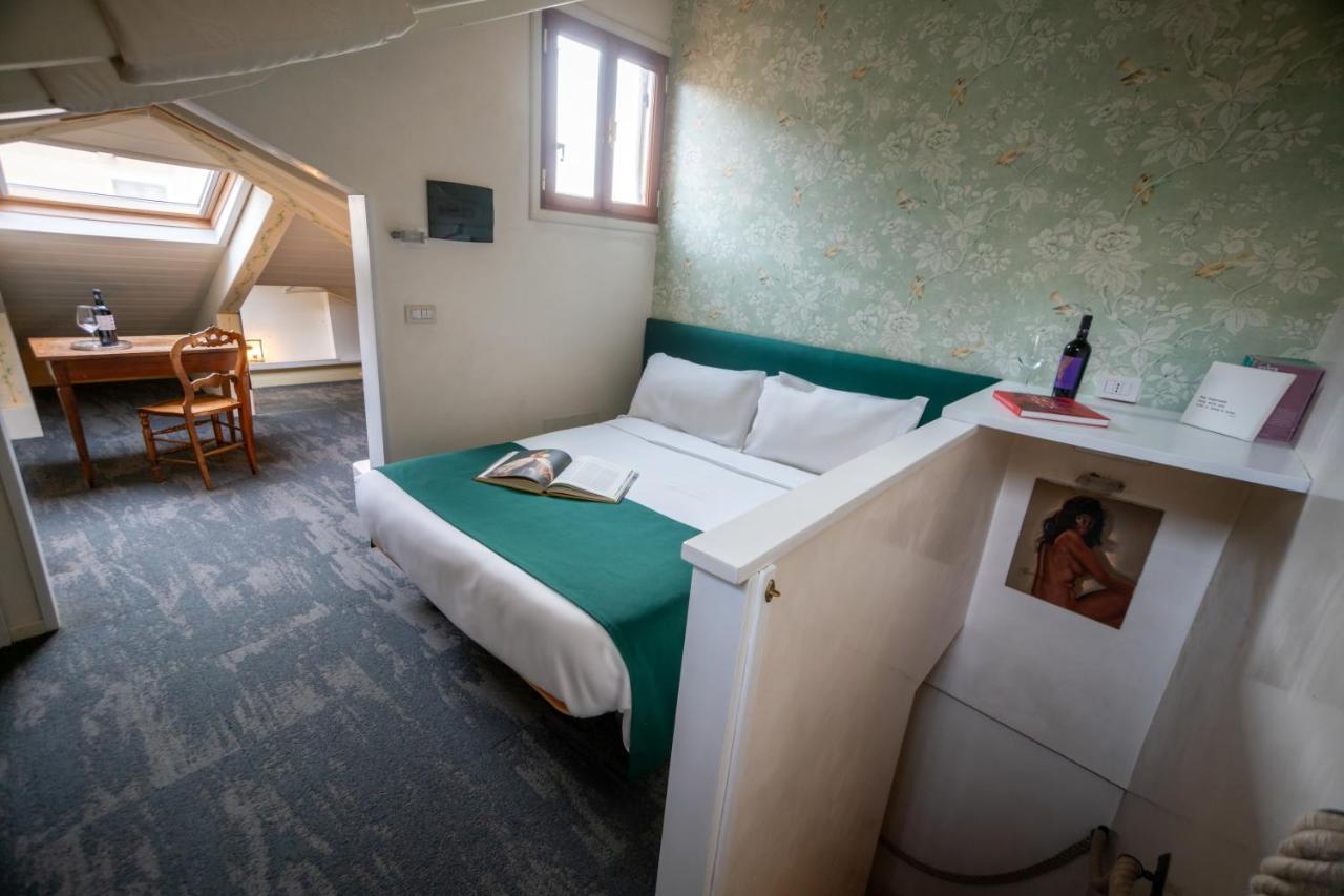 Deluxe Double Room Balcony,1421832792:JPEG