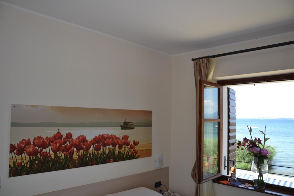 Camera Matrimoniale/Doppia con Letti Singoli con Vista Lago.