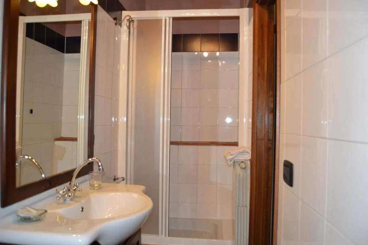 Tweepersoonskamer met 2 Aparte Bedden en Eigen Badkamer