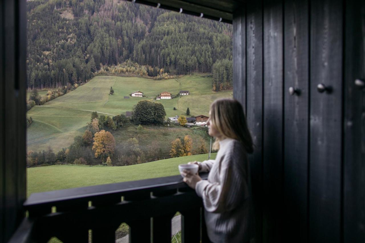 Zimmer mit Kingsize-Bett und Bergblick
