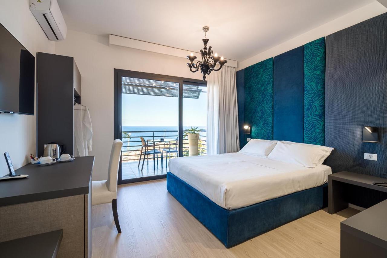Deluxe tweepersoonskamer met balkon en uitzicht op zee