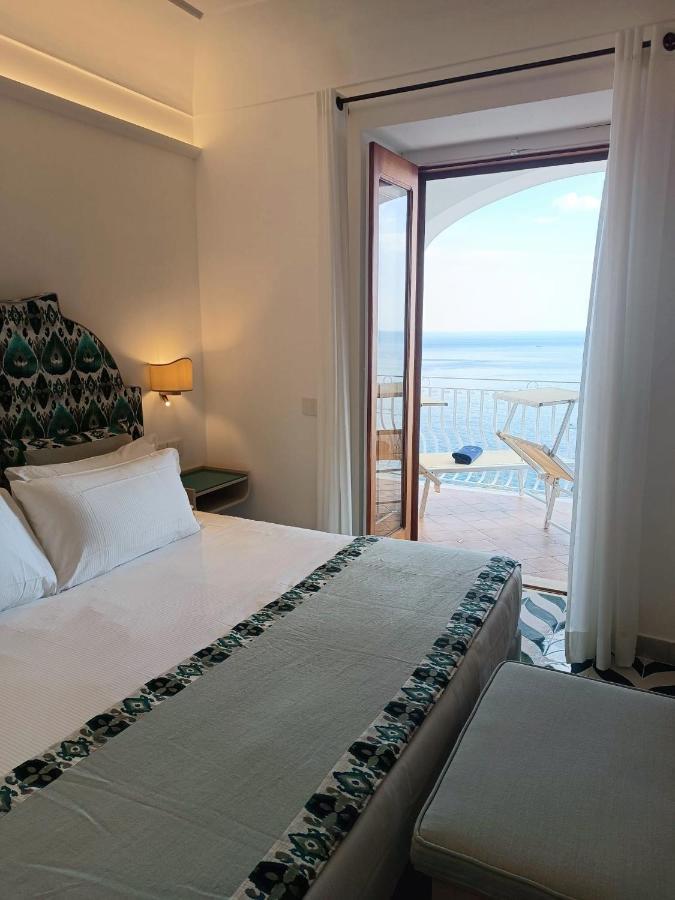 Habitación con bañera de hidromasaje, balcón y vistas al mar - cama extragrande