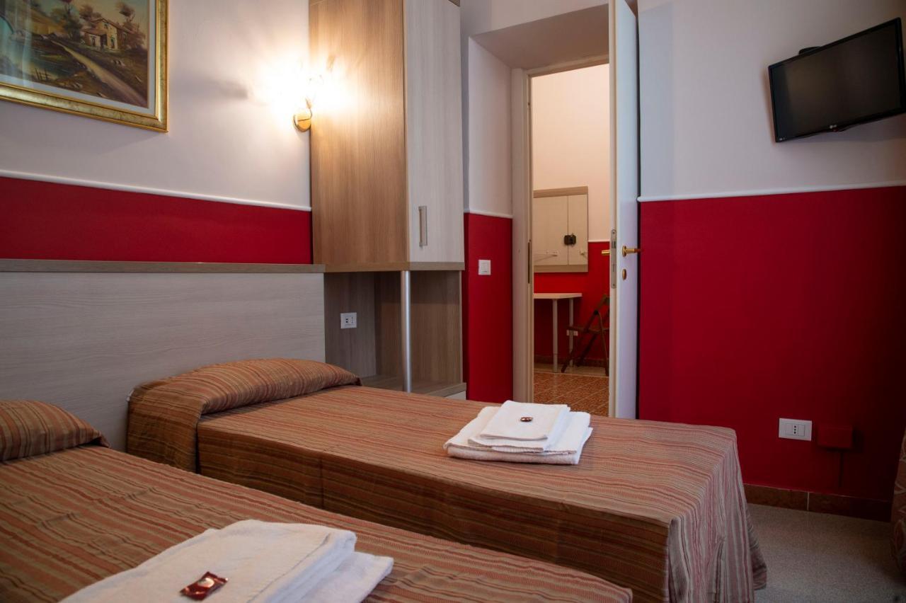 Quarto com Cama de Casal ou 2 de Solteiro e Banheiro Privativo