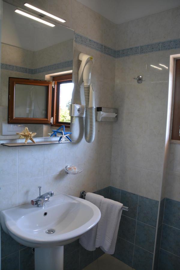 Two Connecting Rooms,403886058:JPEG