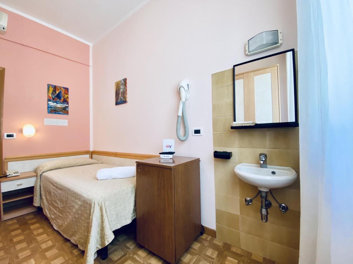 Pokój jednoosobowy ze wspólną łazienką