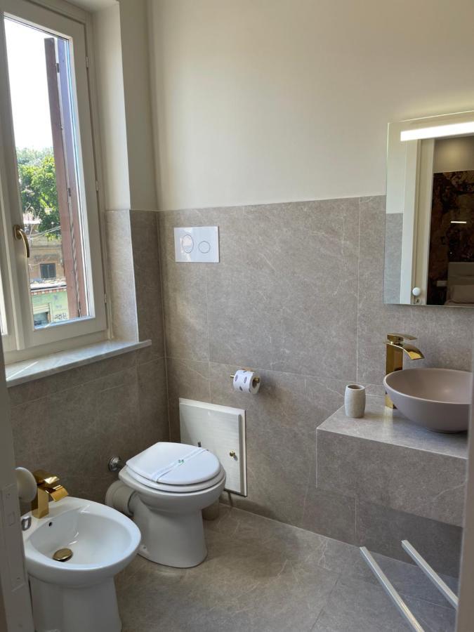 Apartament typu Suite z łóżkiem typu queen-size i wanną z hydromasażem