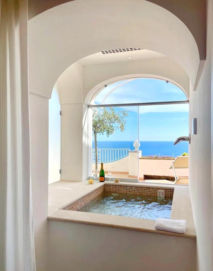 Habitación con bañera de hidromasaje, terraza y vistas al mar - cama extragrande