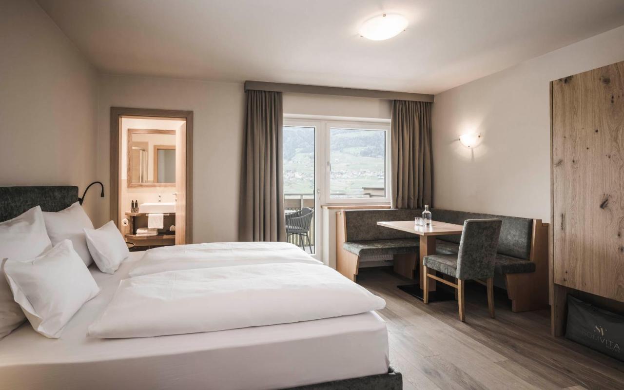 Doppelzimmer mit Balkon und Straßenblick