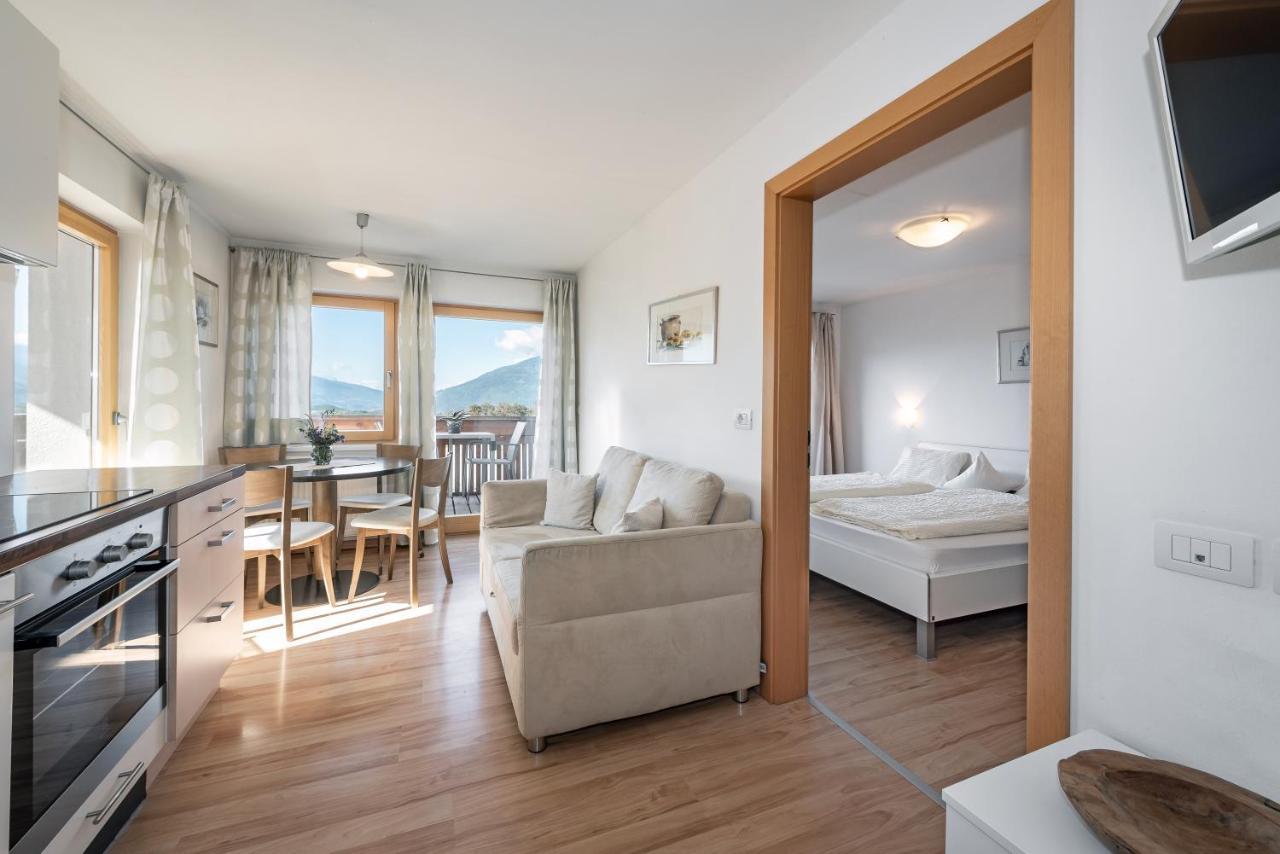 One-Bedroom Apartment Balcony,1397661530:JPEG