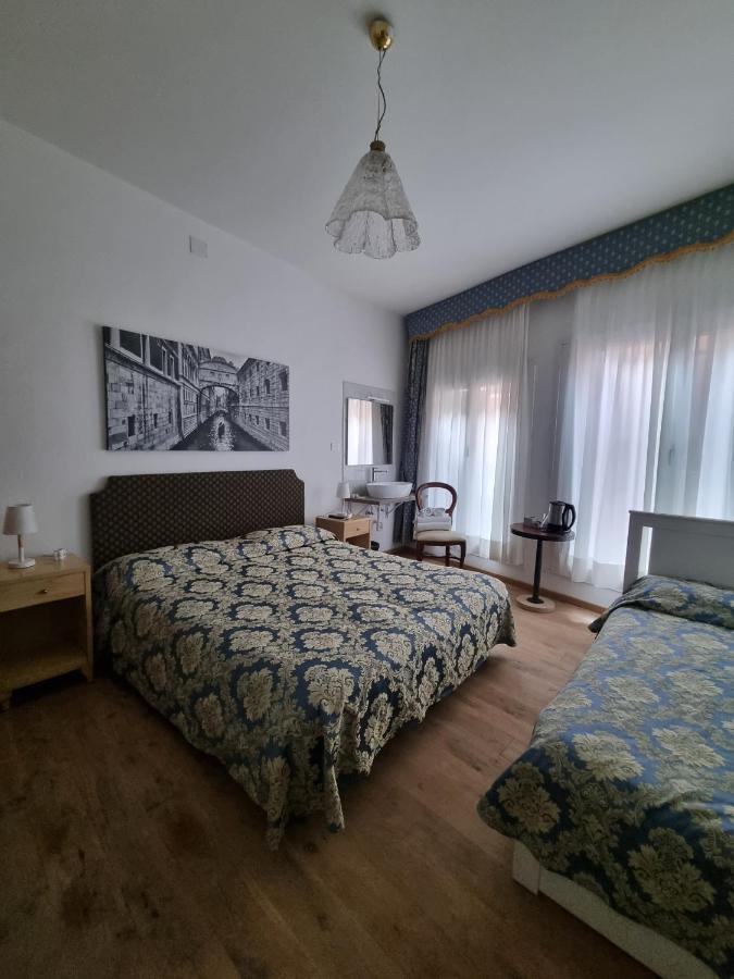 Pokój Trzyosobowy ze wspólną łazienką