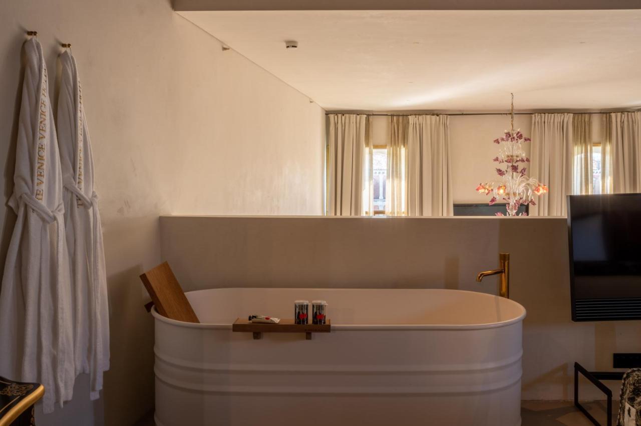 Apartament typu Special Junior Suite z widokiem na kanał Canal Grande i most Rialto