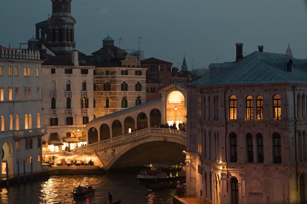 Pokój z łóżkiem typu king-size, tarasem oraz widokiem na Canal Grande i most Rialto