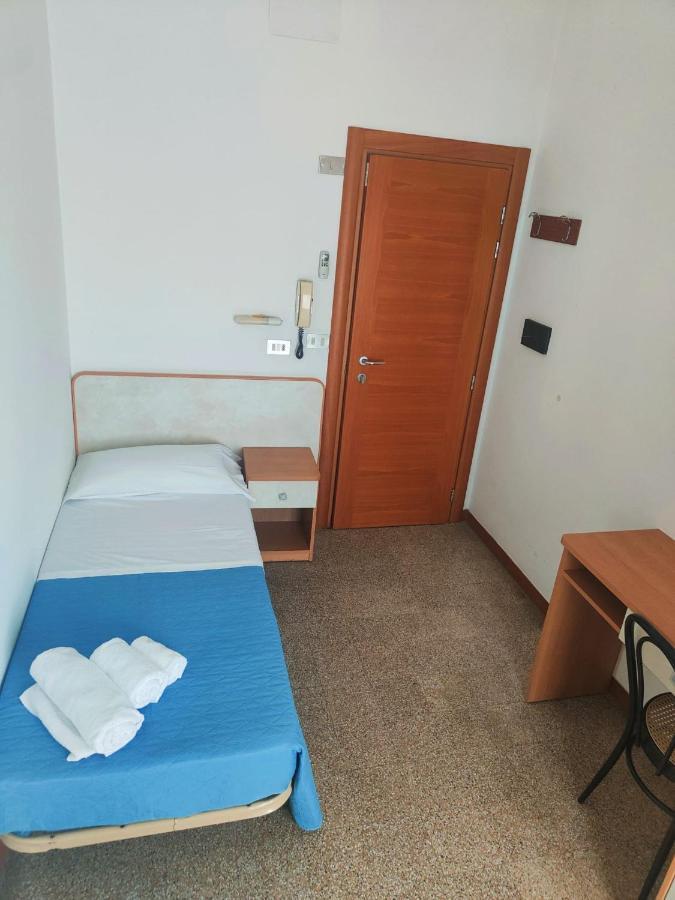 Pokój jednoosobowy z prywatną łazienką poza pokojem
