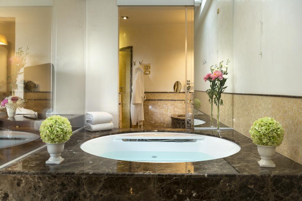Crystal Suite with Spa Bath