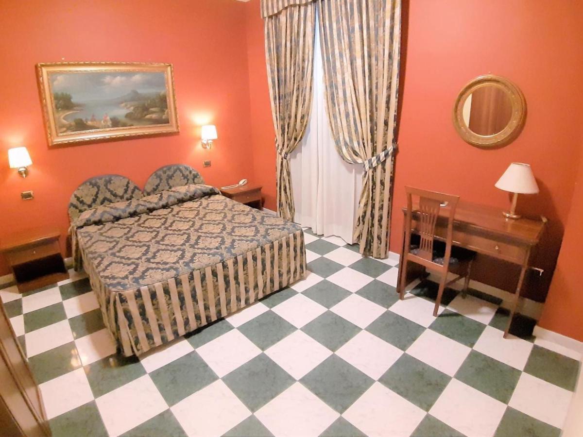 Quarto Econômico com Cama de Casal ou 2 de Solteiro