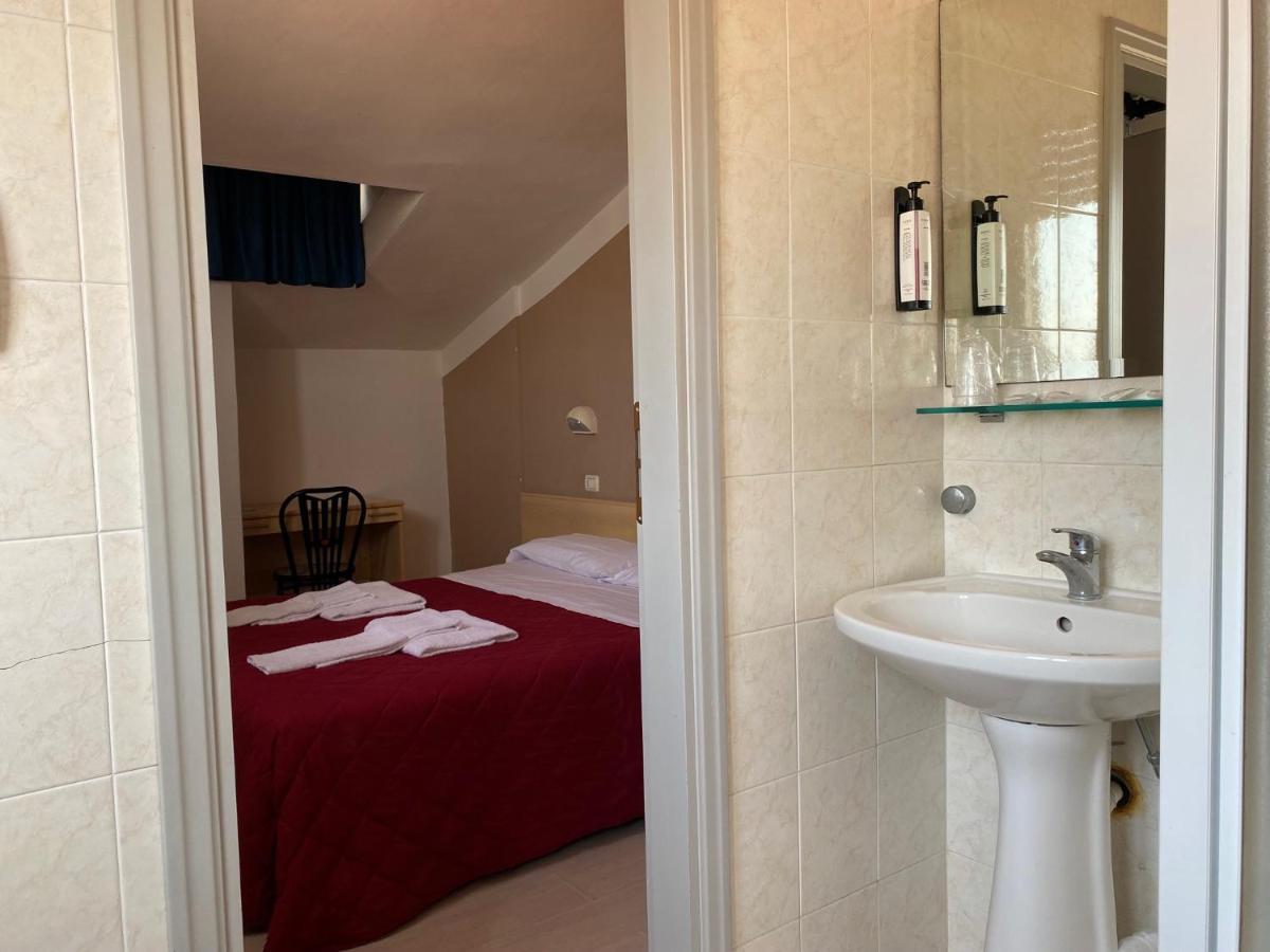 Double or Twin Room,1412893811:JPEG