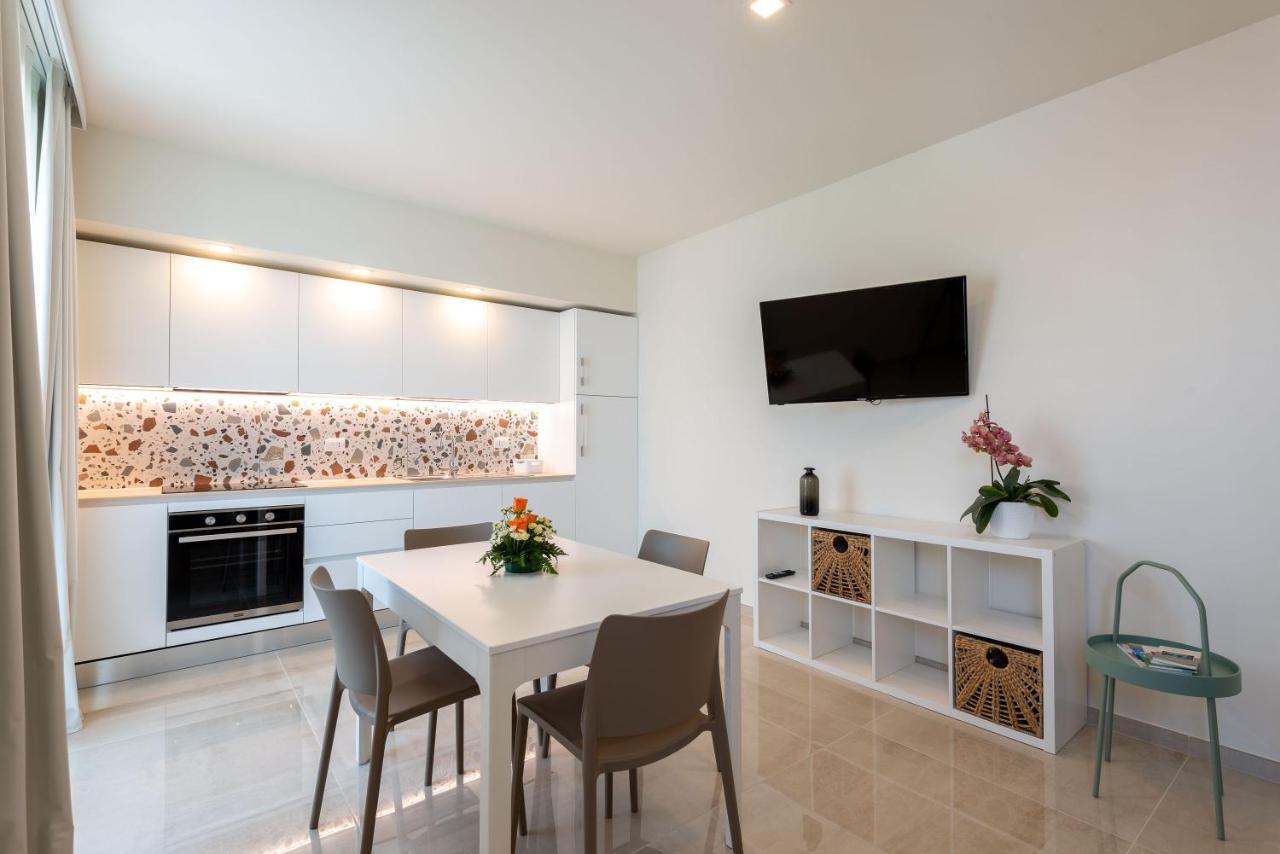 One-Bedroom Apartment,1425646308:JPEG