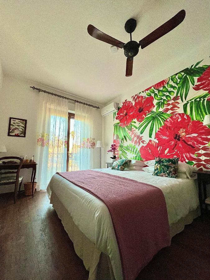 Habitación con cama extragrande y balcón