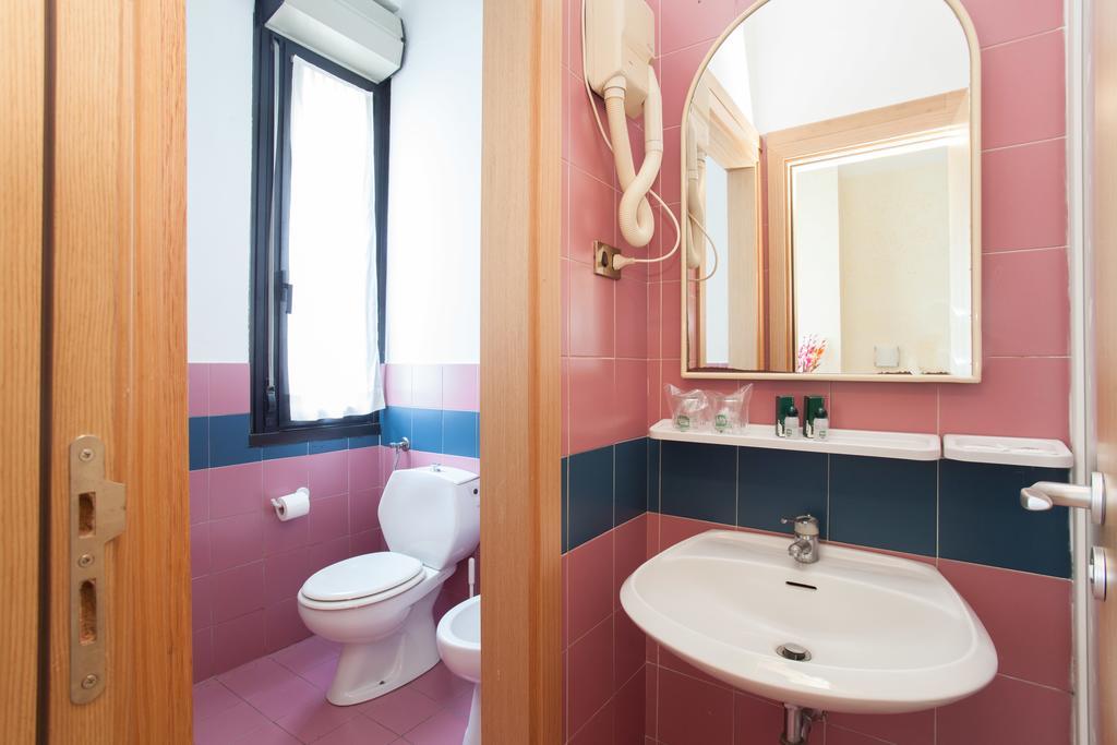 Quarto com Cama de Casal ou 2 de Solteiro