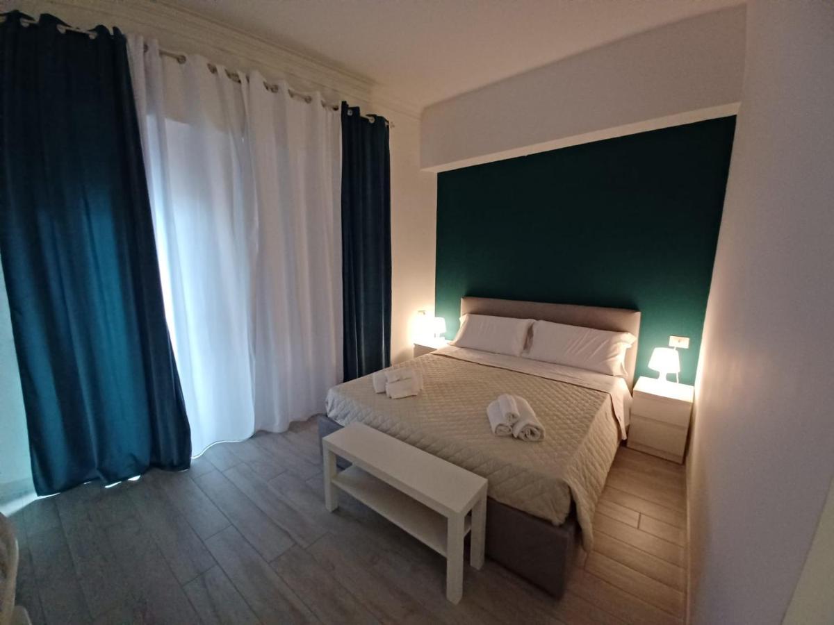 Pokój z łóżkiem typu king-size i balkonem