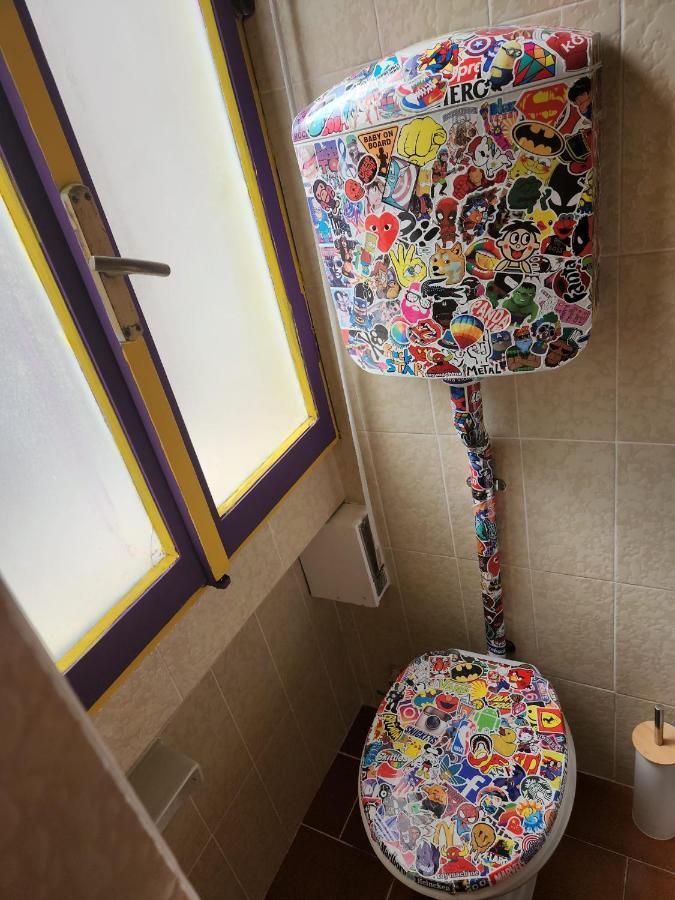 Pokój z łóżkiem typu queen-size i wspólną łazienką