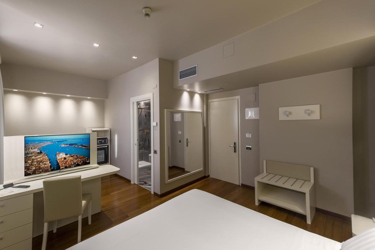 Family Room (2 Adults + 2 Children)
