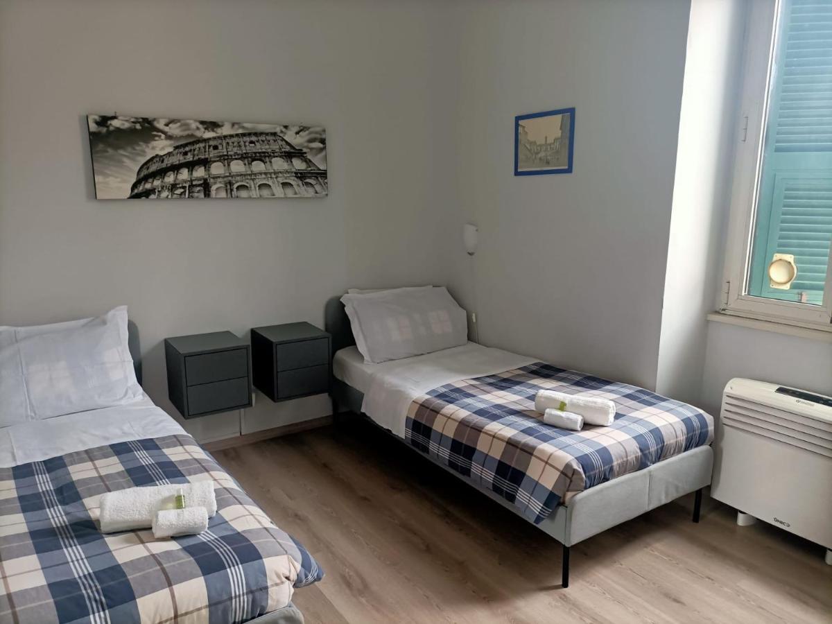 Pokój z 2 łóżkami pojedynczymi i wspólną łazienką