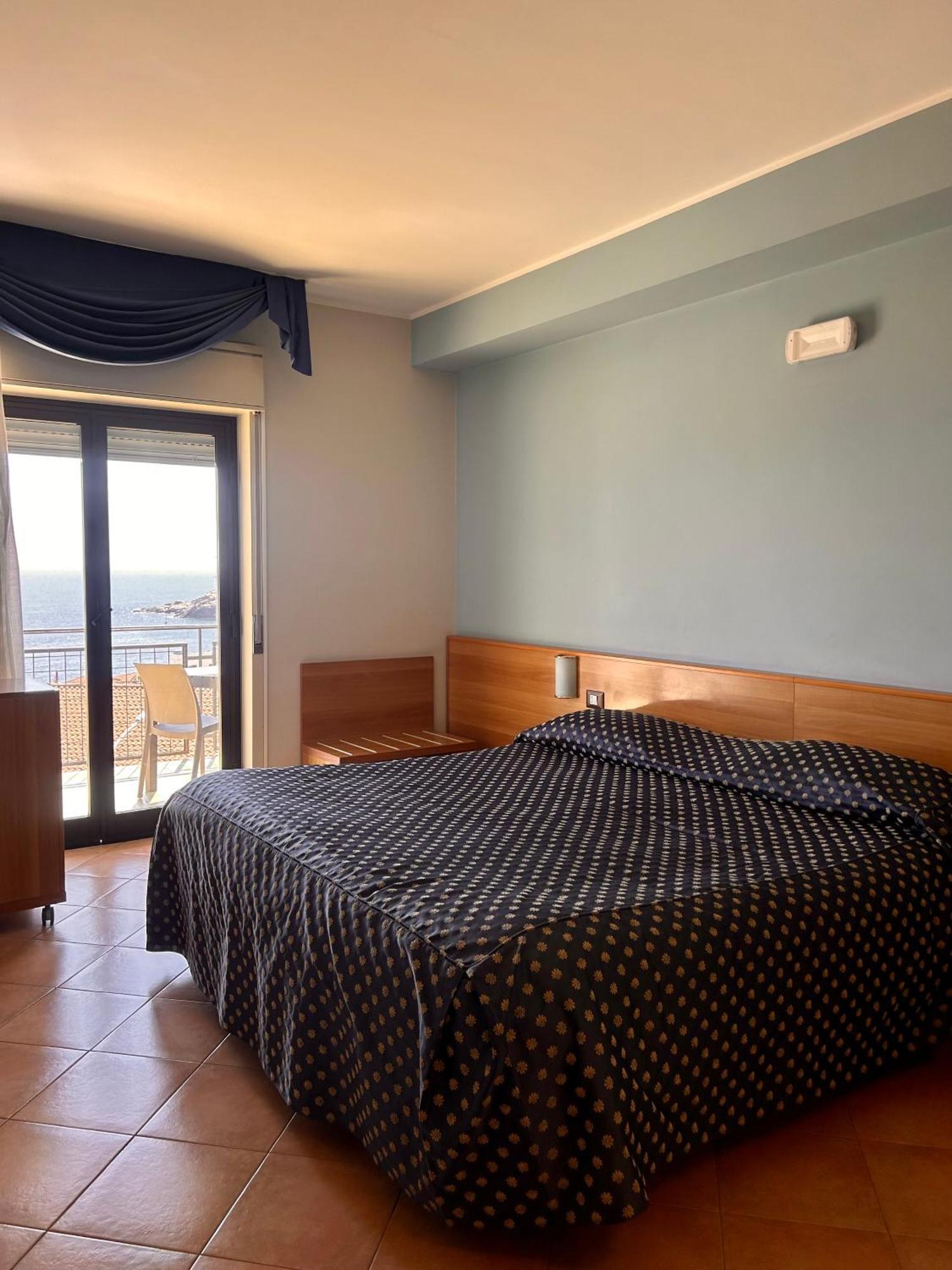 Double or Twin Room Sea View,1498863829:JPEG
