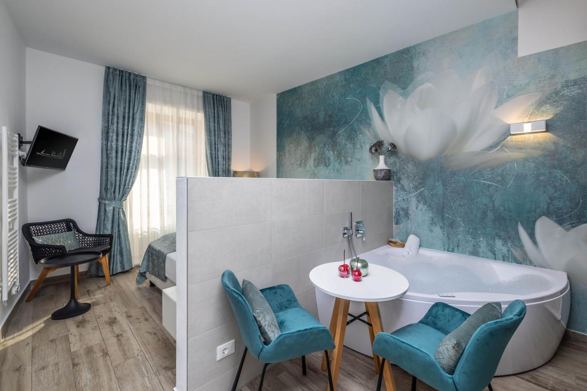 Suite Hot Tub,1515719929:JPEG