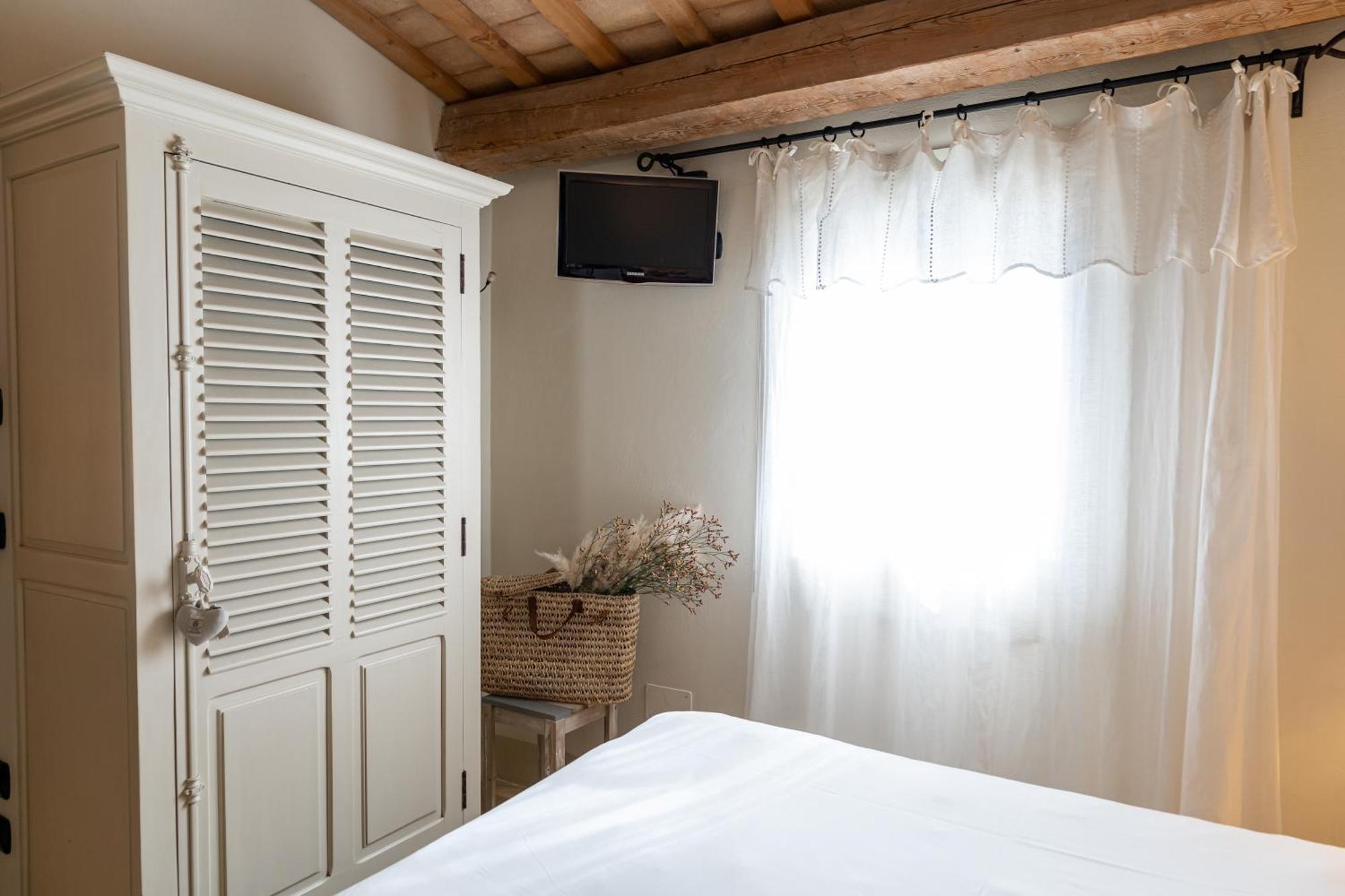 Small Double Room,125849352:JPEG