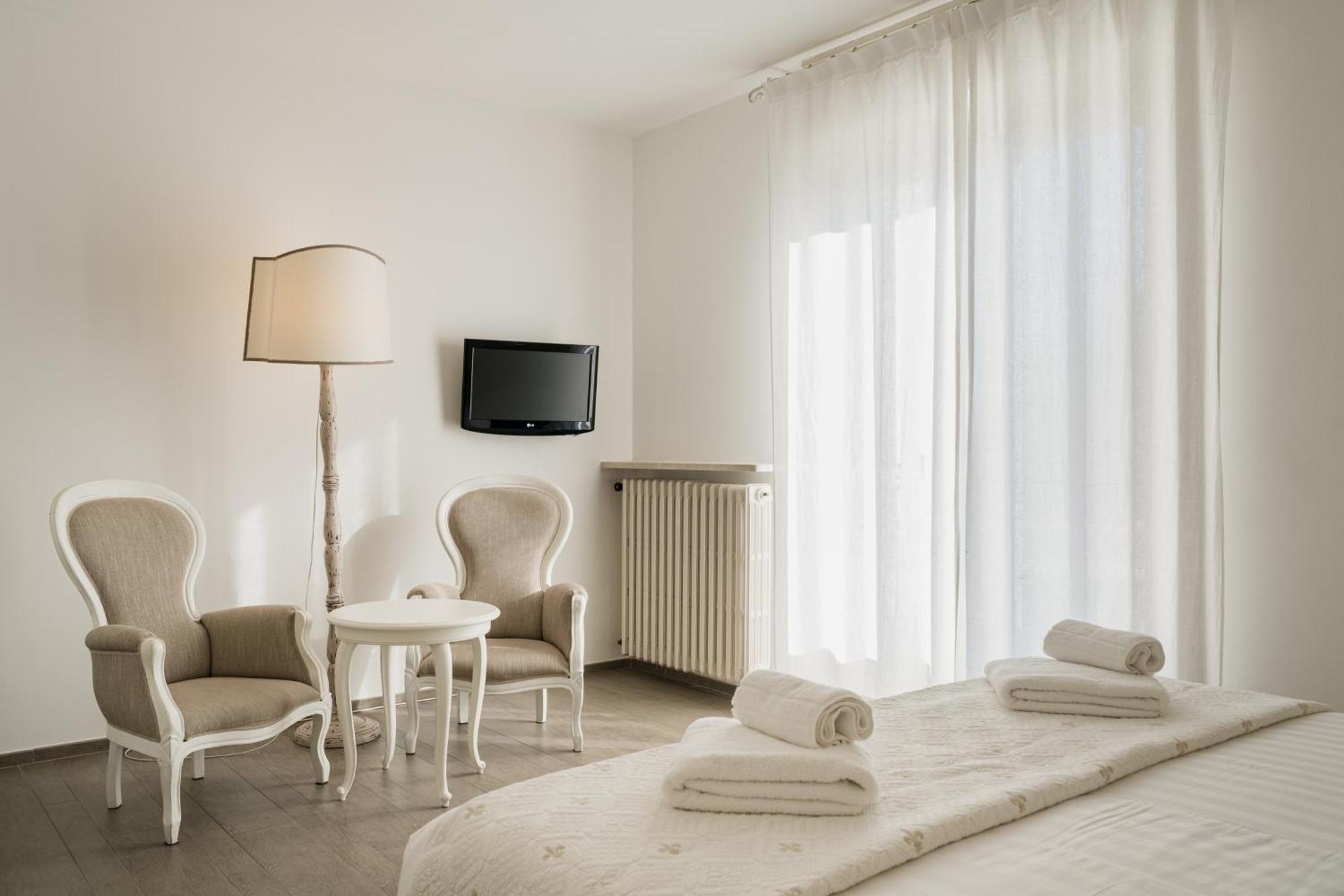 Double or Twin Room with Lake View