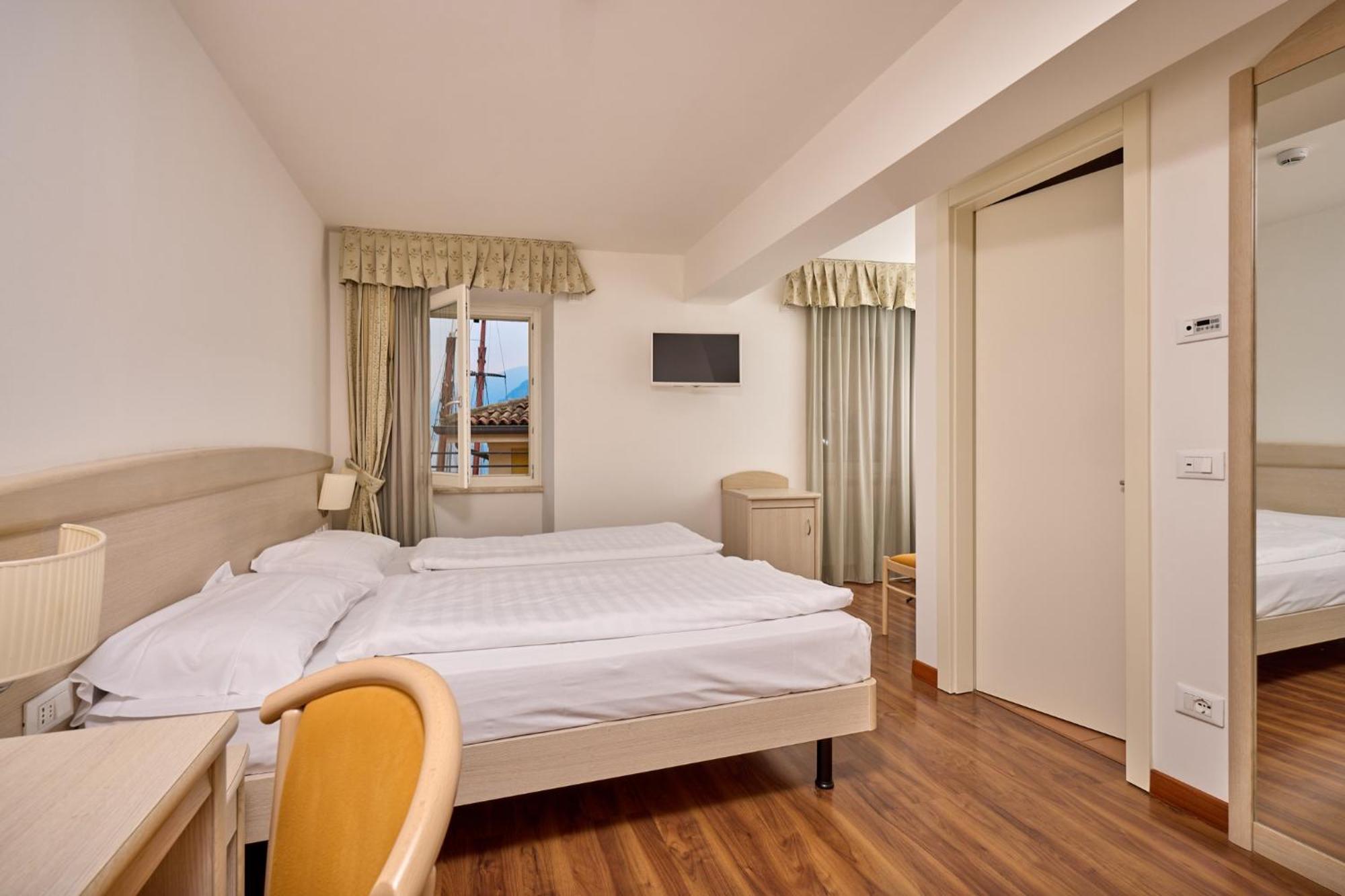 Double or Twin Room Lake View,632335311:JPEG
