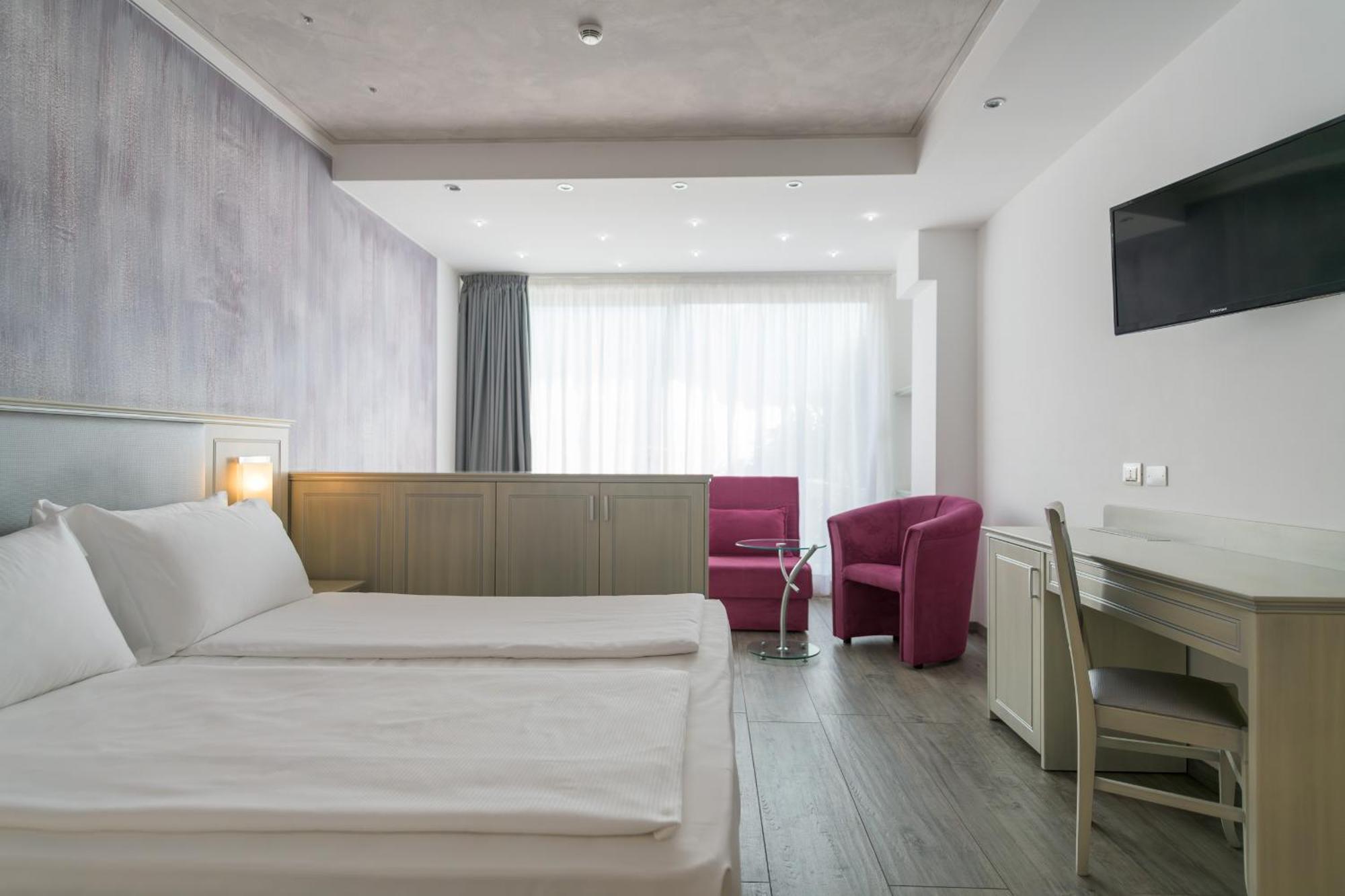Deluxe Double or Twin Room Lake View