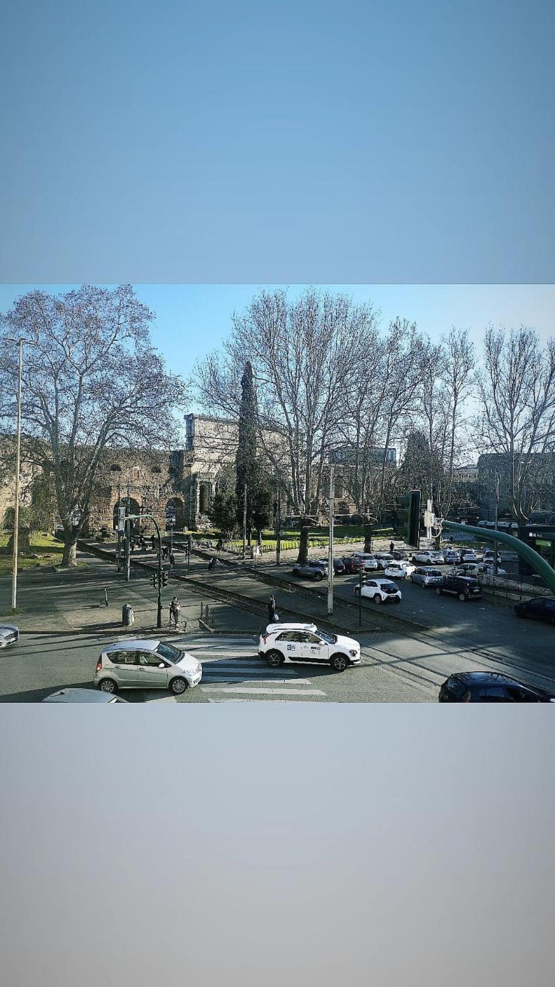 Łóżko w koedukacyjnym pokoju wieloosobowym dla 8 osób